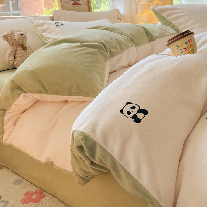 91家纺网 家纺一手货源 找家纺 857家居 2025新款高克重牛奶绒刺绣四件套 墩墩熊