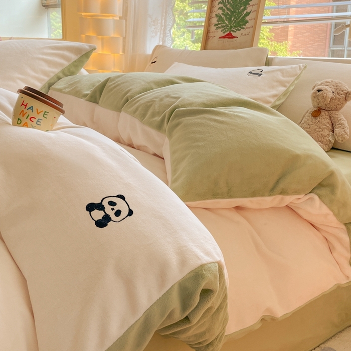 91家纺网 家纺一手货源 找家纺 857家居 2025新款高克重牛奶绒刺绣四件套 墩墩熊