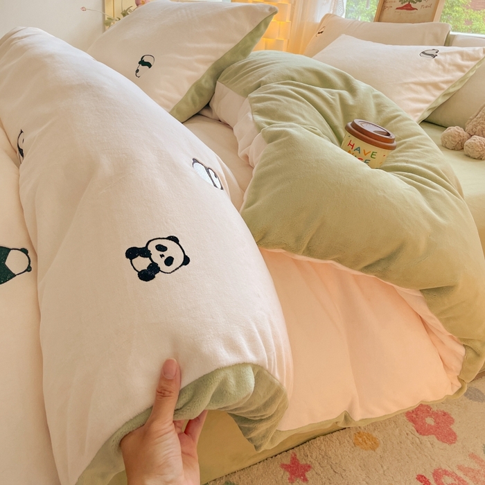 91家纺网 家纺一手货源 找家纺 857家居 2025新款高克重牛奶绒刺绣四件套 墩墩熊