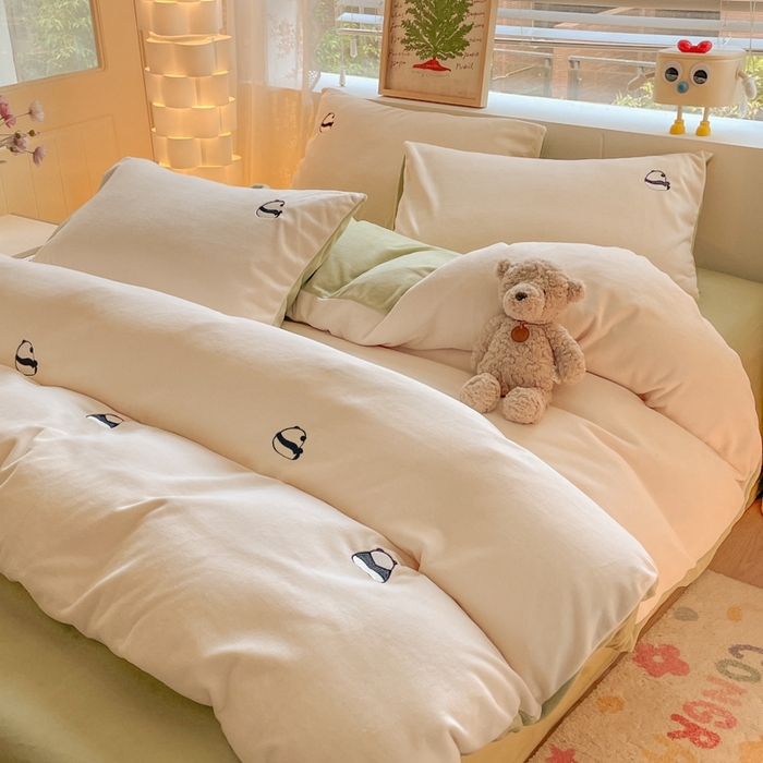 91家纺网 家纺一手货源 找家纺 857家居 2025新款高克重牛奶绒刺绣四件套 墩墩熊