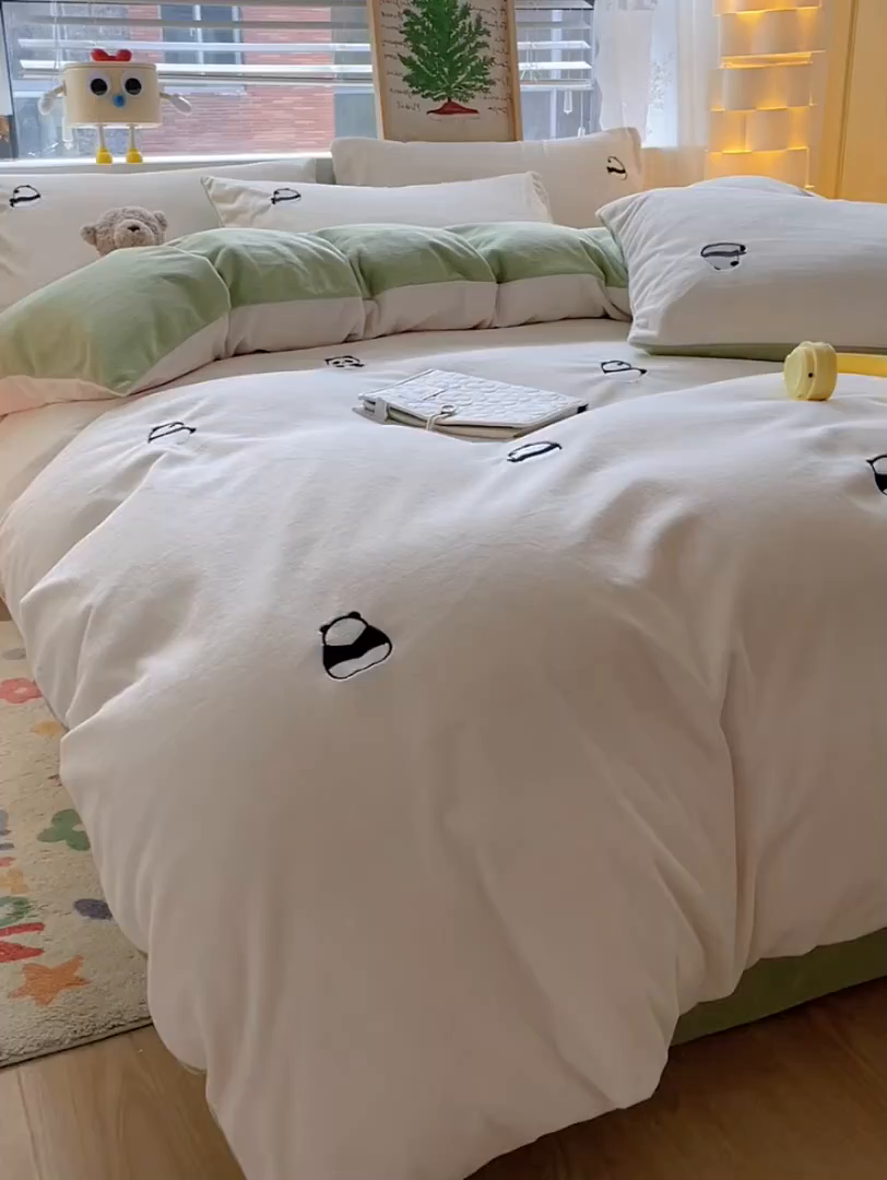 91家纺网 家纺一手货源 找家纺 857家居 2025新款高克重牛奶绒刺绣四件套 墩墩熊