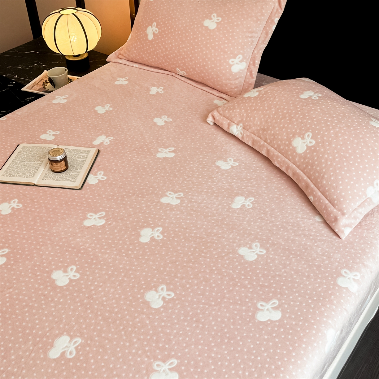 91家纺网 家纺一手货源 找家纺 857家居 2025新款樱桃牛奶绒床笠 樱桃-橘色