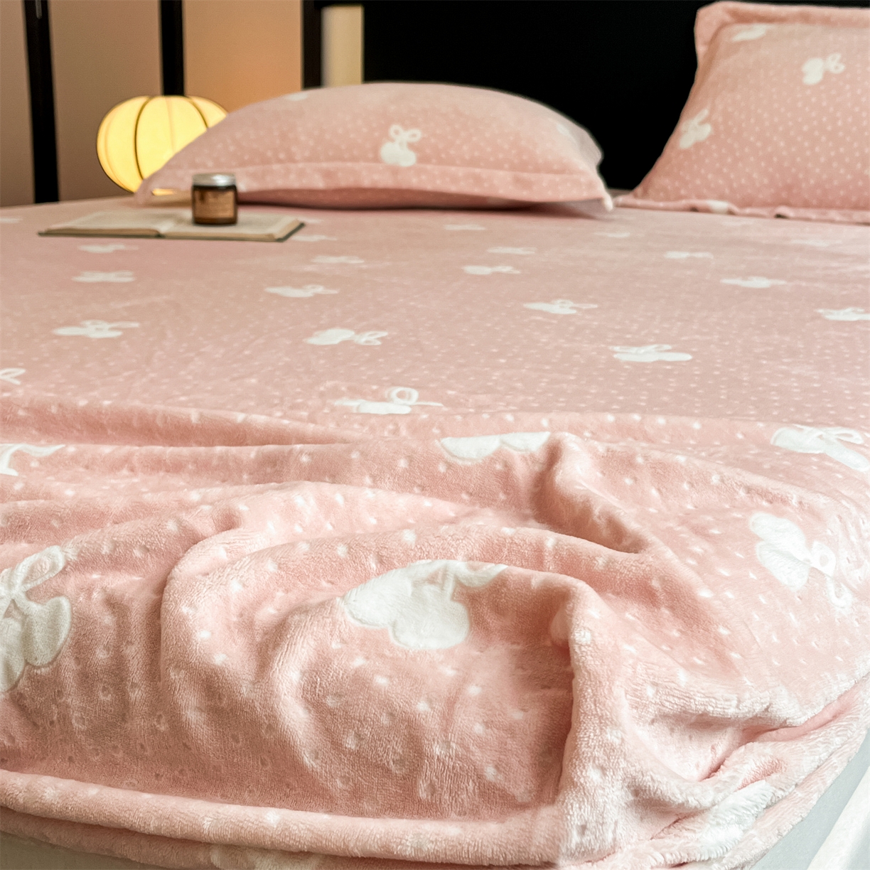 91家纺网 家纺一手货源 找家纺 857家居 2025新款樱桃牛奶绒床笠 樱桃-橘色