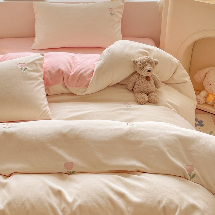 91家纺网 家纺一手货源 找家纺 857家居 2025新款高克重牛奶绒刺绣四件套 花语