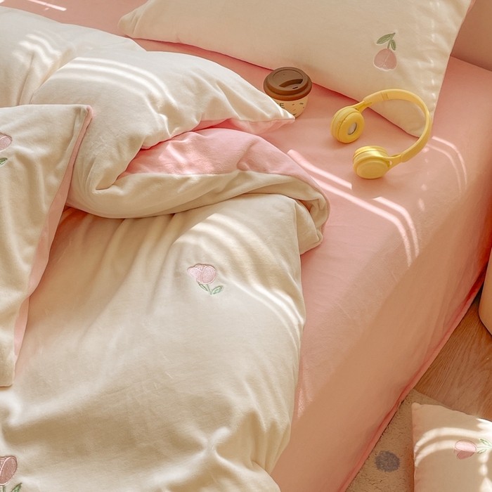 91家纺网 家纺一手货源 找家纺 857家居 2025新款高克重牛奶绒刺绣四件套 花语