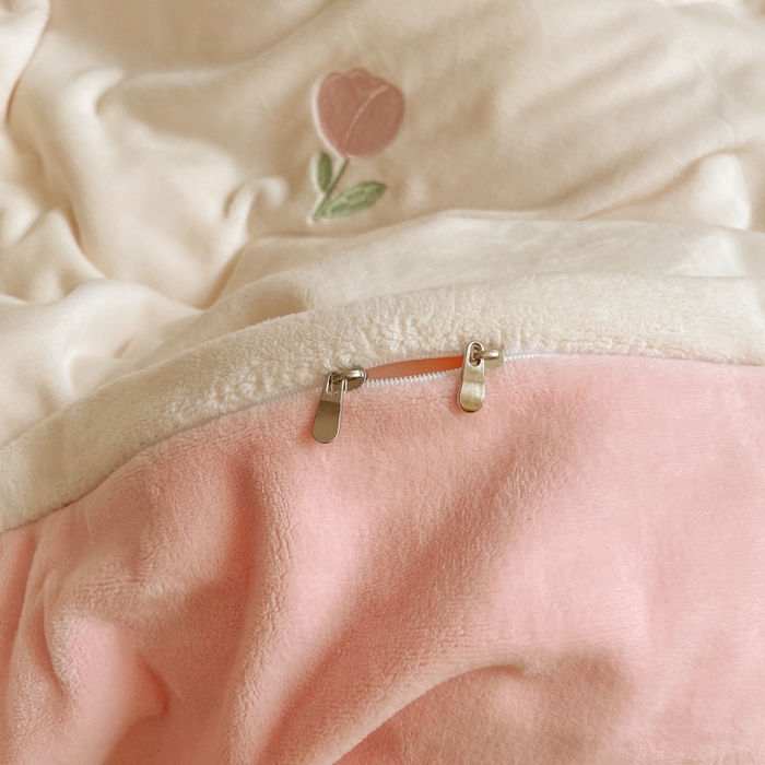 91家纺网 家纺一手货源 找家纺 857家居 2025新款高克重牛奶绒刺绣四件套 花语