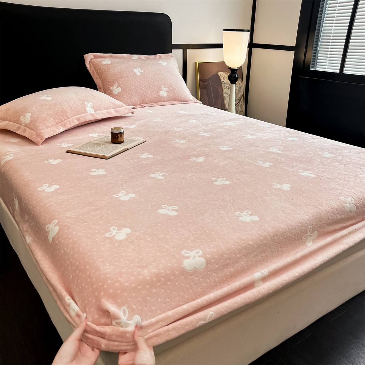 91家纺网 家纺一手货源 找家纺 857家居 2025新款樱桃牛奶绒床笠 樱桃-橘色