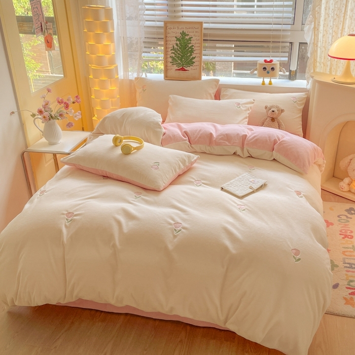 91家纺网 家纺一手货源 找家纺 857家居 2025新款高克重牛奶绒刺绣四件套 花语