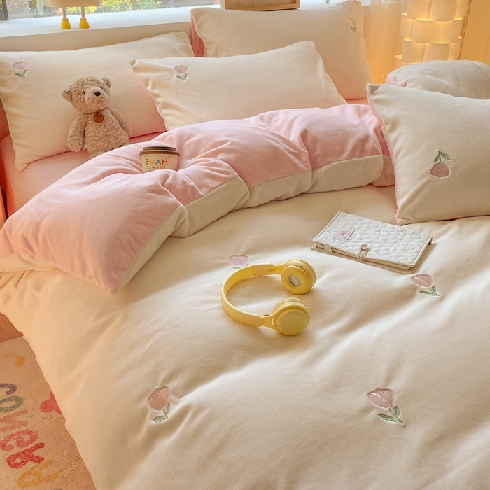 91家纺网 家纺一手货源 找家纺 857家居 2025新款高克重牛奶绒刺绣四件套 花语