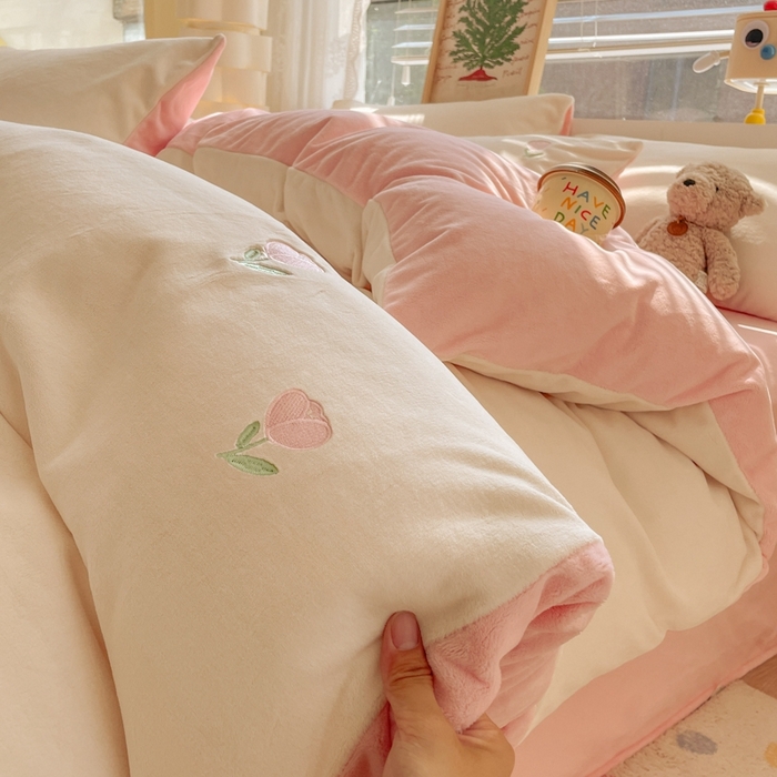 91家纺网 家纺一手货源 找家纺 857家居 2025新款高克重牛奶绒刺绣四件套 花语