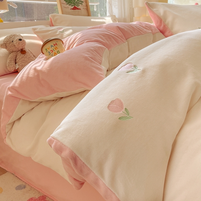 91家纺网 家纺一手货源 找家纺 857家居 2025新款高克重牛奶绒刺绣四件套 花语