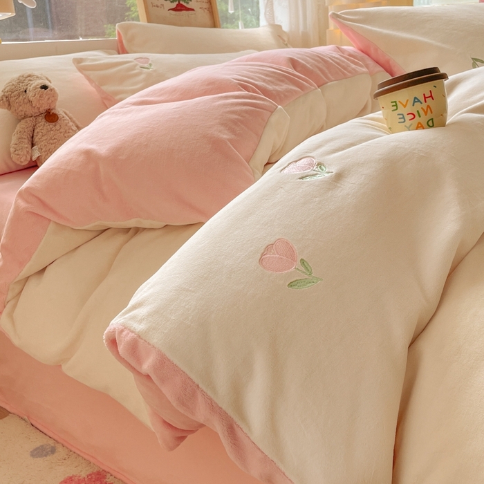 91家纺网 家纺一手货源 找家纺 857家居 2025新款高克重牛奶绒刺绣四件套 花语