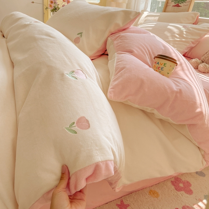 91家纺网 家纺一手货源 找家纺 857家居 2025新款高克重牛奶绒刺绣四件套 花语