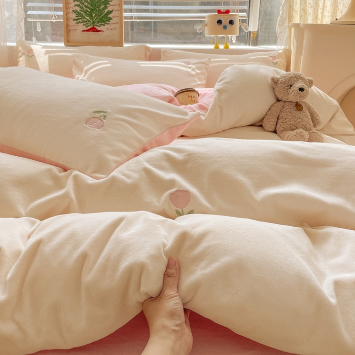 91家纺网 家纺一手货源 找家纺 857家居 2025新款高克重牛奶绒刺绣四件套 花语