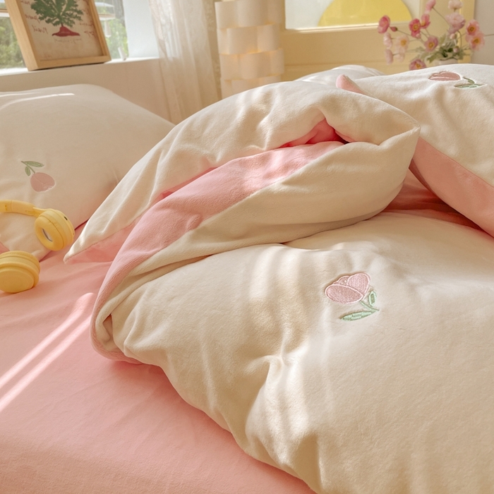 91家纺网 家纺一手货源 找家纺 857家居 2025新款高克重牛奶绒刺绣四件套 花语