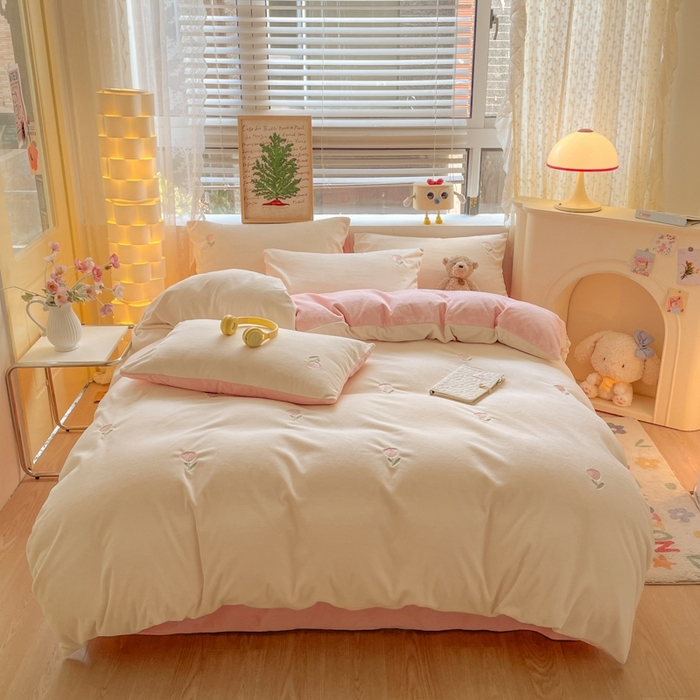 91家纺网 家纺一手货源 找家纺 857家居 2025新款高克重牛奶绒刺绣四件套 花语