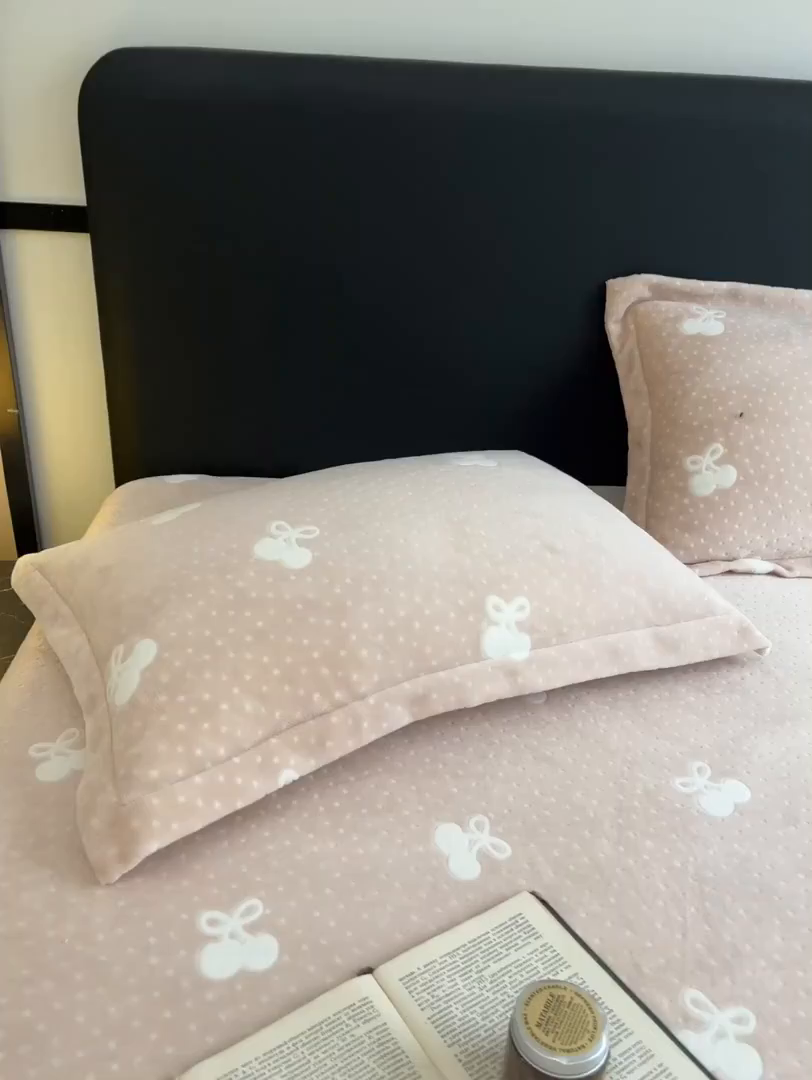 91家纺网 家纺一手货源 找家纺 857家居 2025新款樱桃牛奶绒床笠 樱桃-橘色