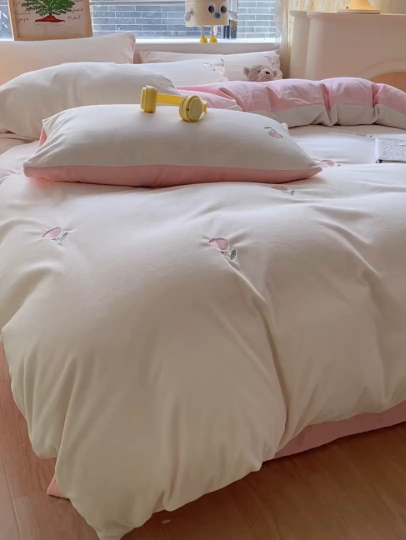 91家纺网 家纺一手货源 找家纺 857家居 2025新款高克重牛奶绒刺绣四件套 花语