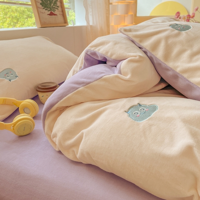 91家纺网 家纺一手货源 找家纺 857家居 2025新款高克重牛奶绒刺绣四件套 七彩怪兽