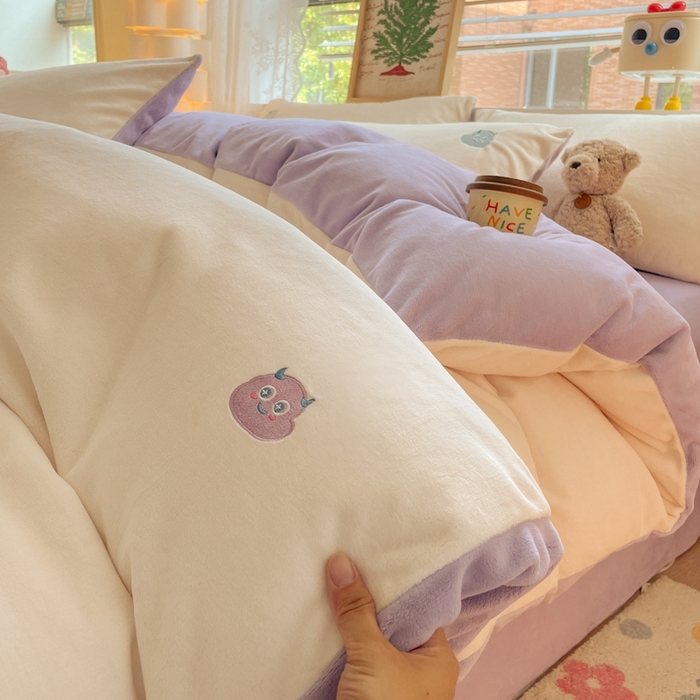 91家纺网 家纺一手货源 找家纺 857家居 2025新款高克重牛奶绒刺绣四件套 七彩怪兽