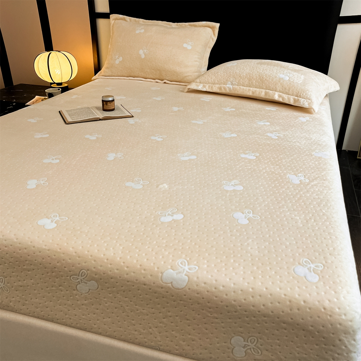 91家纺网 家纺一手货源 找家纺 857家居 2025新款樱桃牛奶绒床笠 樱桃-卡其