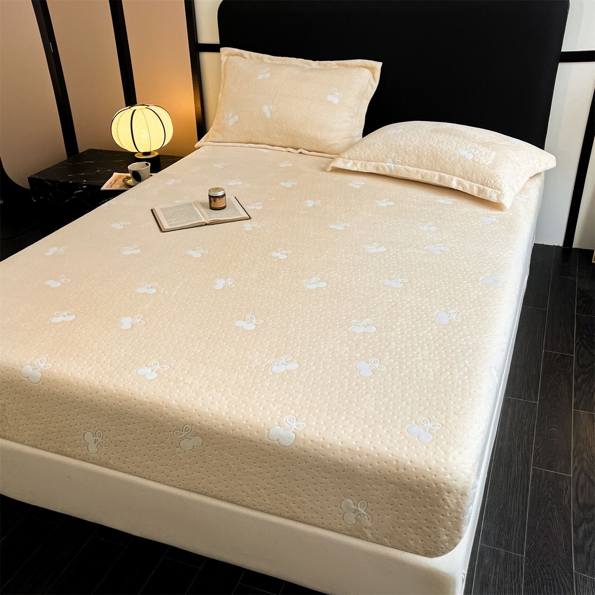 91家纺网 家纺一手货源 找家纺 857家居 2025新款樱桃牛奶绒床笠 樱桃-卡其