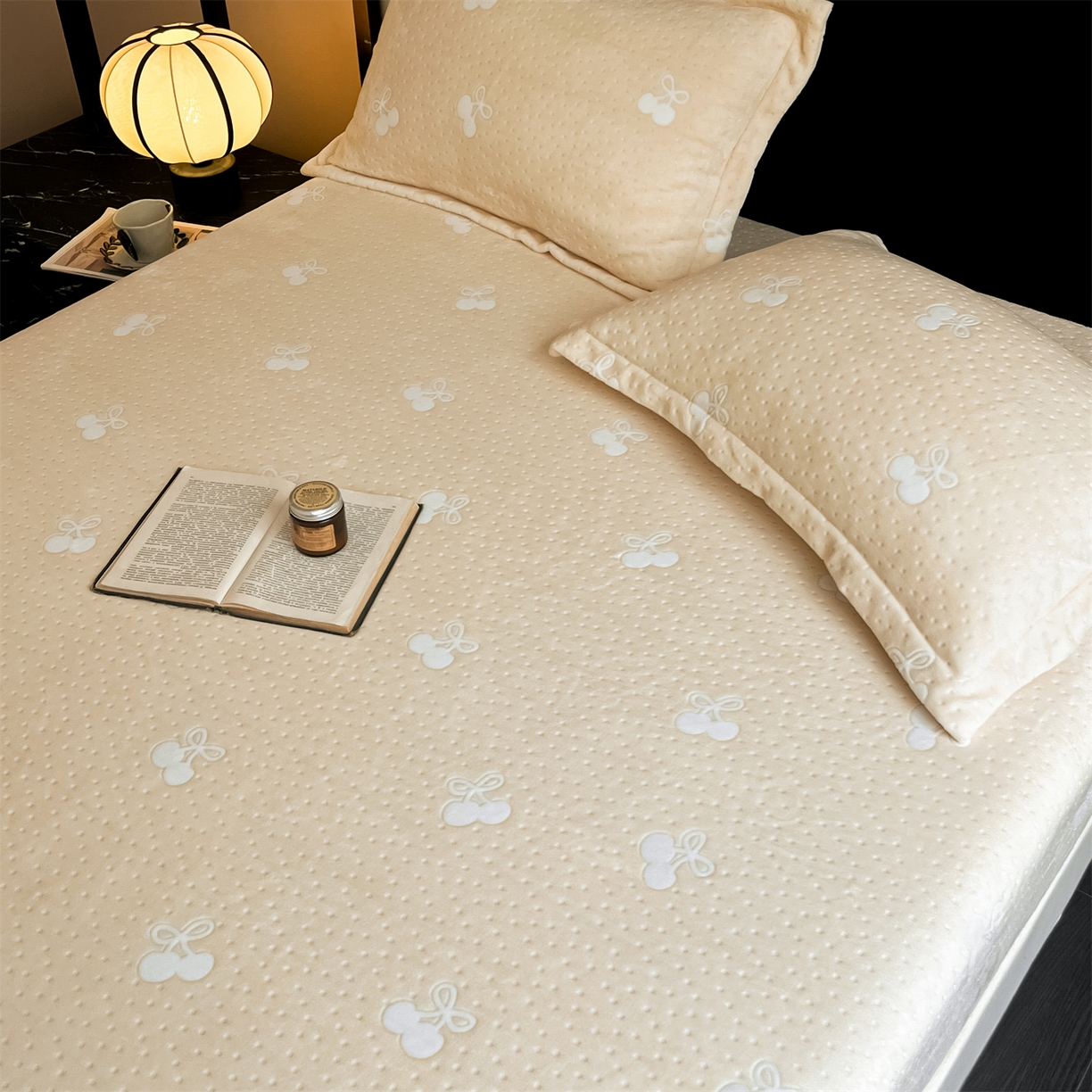 91家纺网 家纺一手货源 找家纺 857家居 2025新款樱桃牛奶绒床笠 樱桃-卡其