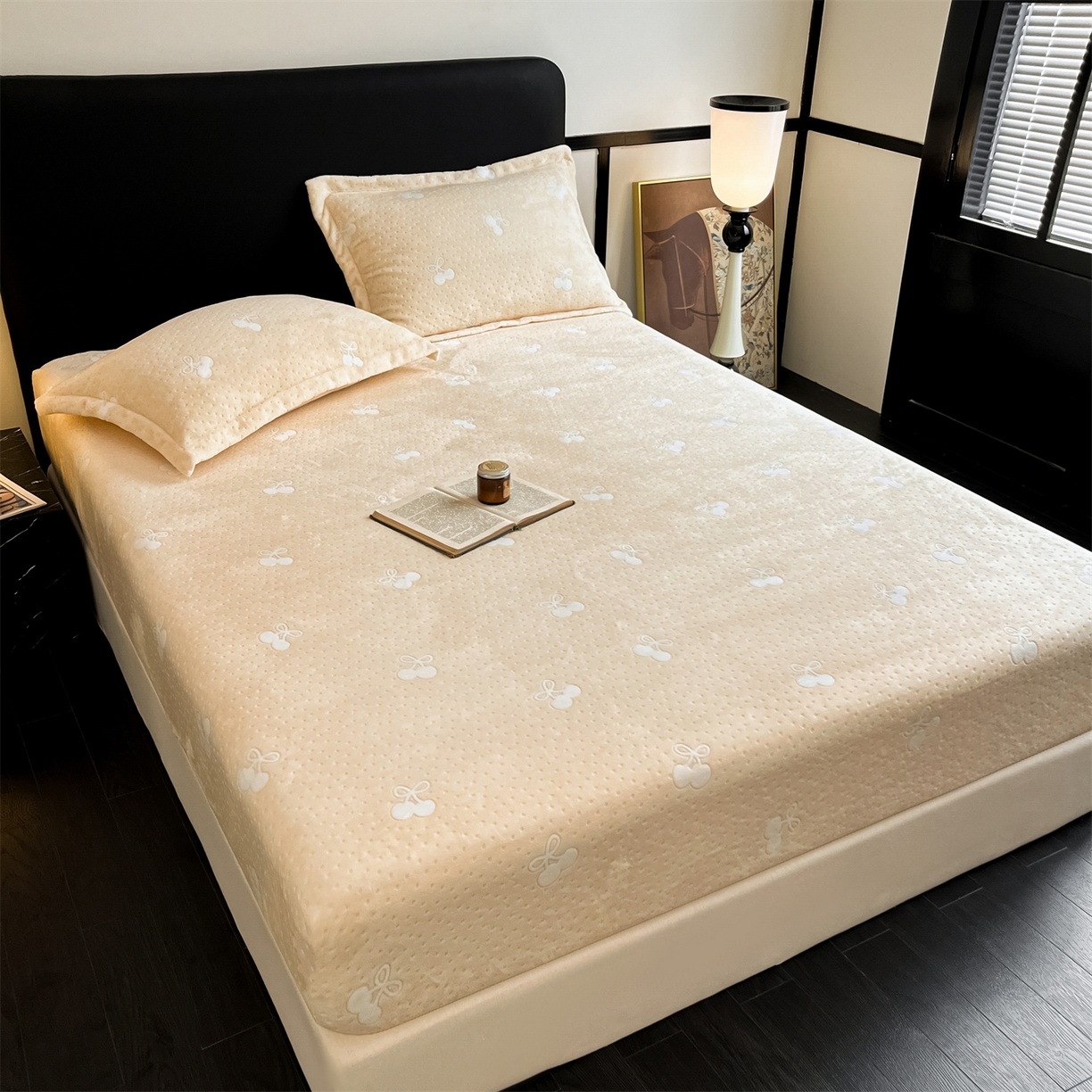 91家纺网 家纺一手货源 找家纺 857家居 2025新款樱桃牛奶绒床笠 樱桃-卡其