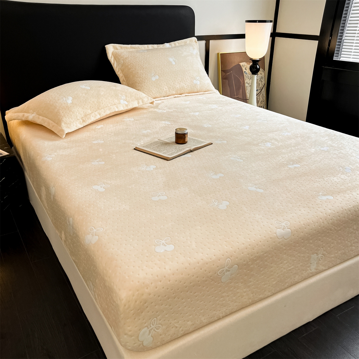 91家纺网 家纺一手货源 找家纺 857家居 2025新款樱桃牛奶绒床笠 樱桃-卡其