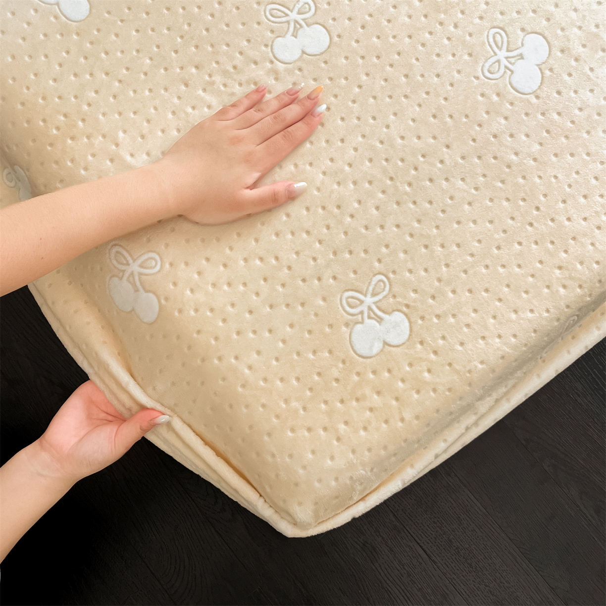 91家纺网 家纺一手货源 找家纺 857家居 2025新款樱桃牛奶绒床笠 樱桃-卡其