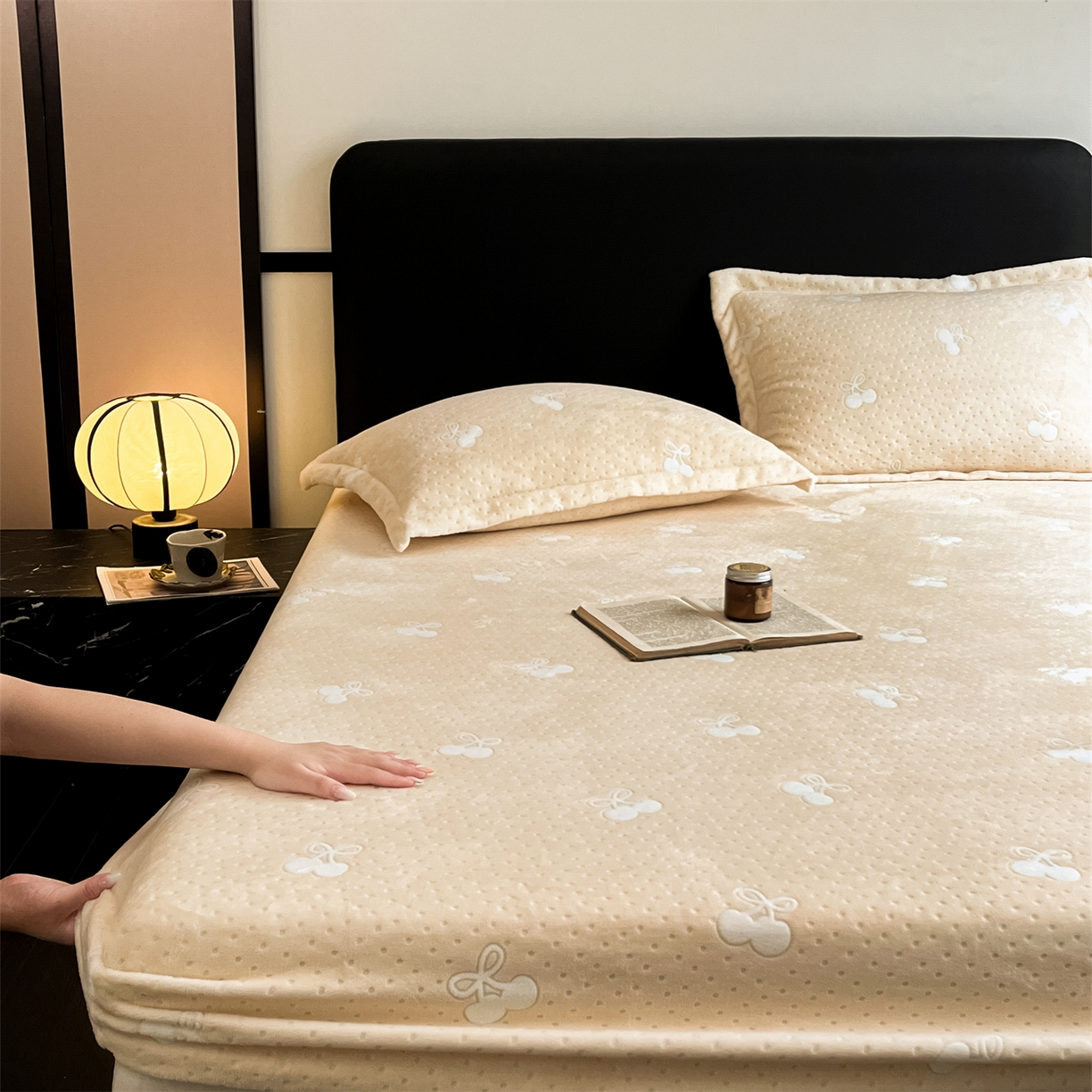 91家纺网 家纺一手货源 找家纺 857家居 2025新款樱桃牛奶绒床笠 樱桃-卡其