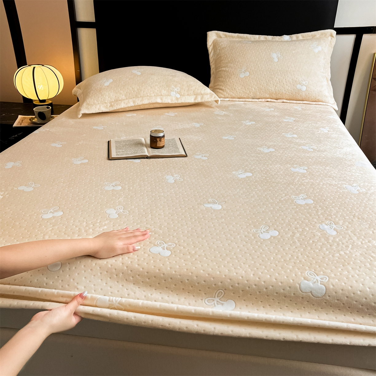 91家纺网 家纺一手货源 找家纺 857家居 2025新款樱桃牛奶绒床笠 樱桃-卡其