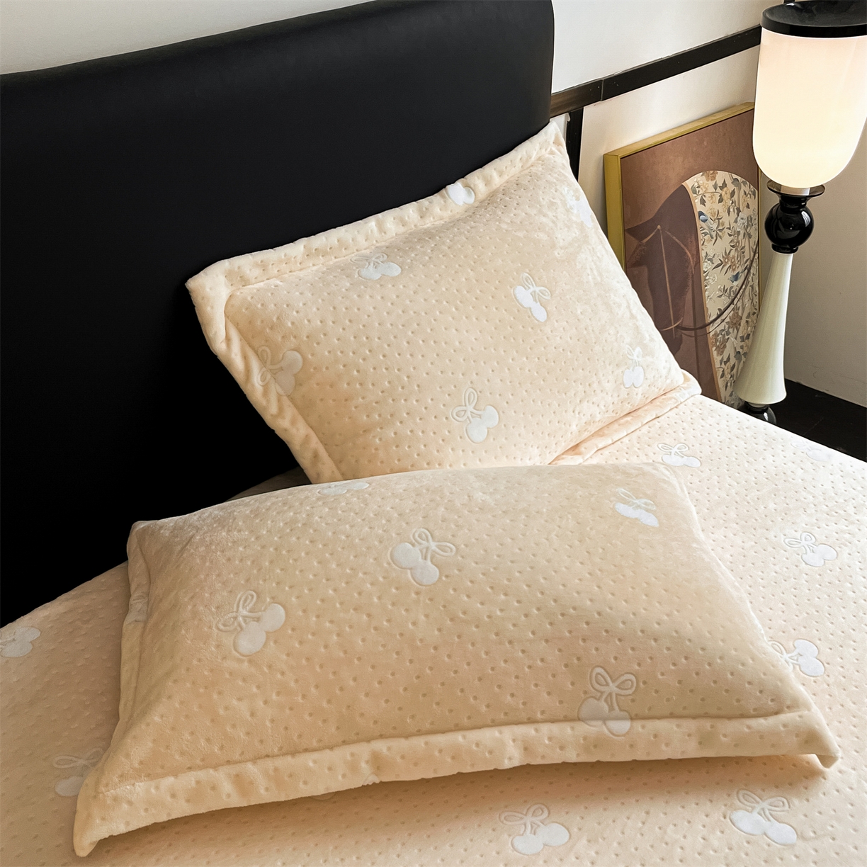 91家纺网 家纺一手货源 找家纺 857家居 2025新款樱桃牛奶绒床笠 樱桃-卡其