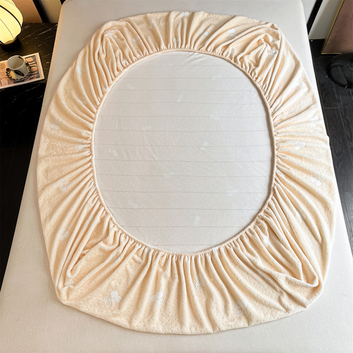 91家纺网 家纺一手货源 找家纺 857家居 2025新款樱桃牛奶绒床笠 樱桃-卡其