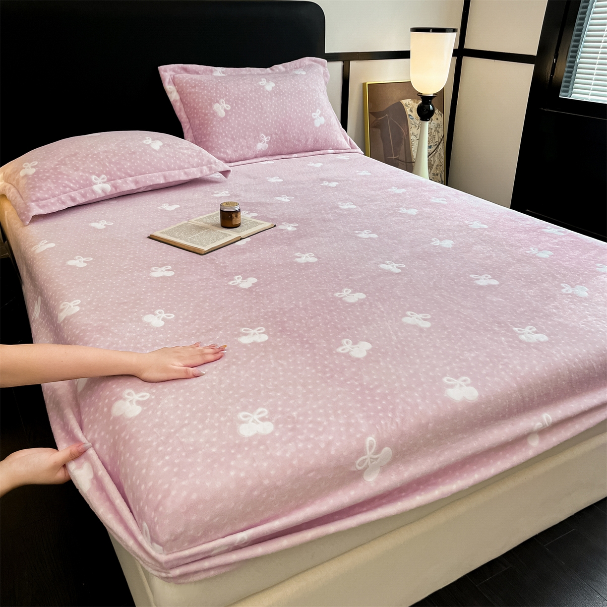 91家纺网 家纺一手货源 找家纺 857家居 2025新款樱桃牛奶绒床笠 樱桃-嫩粉