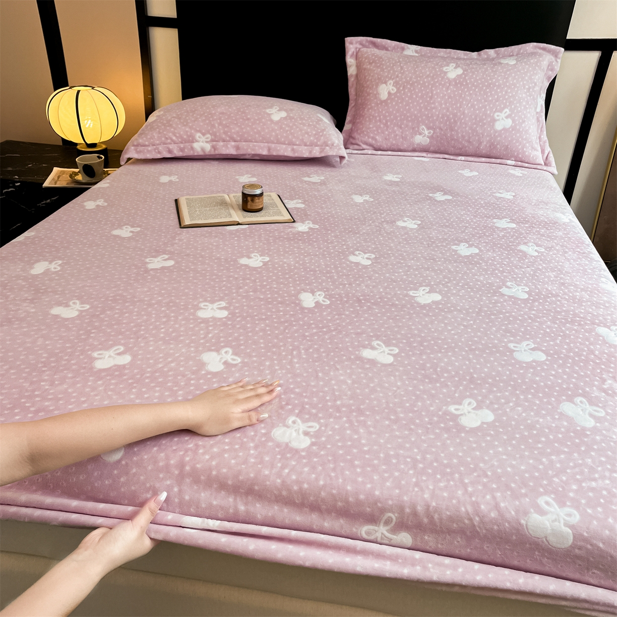 91家纺网 家纺一手货源 找家纺 857家居 2025新款樱桃牛奶绒床笠 樱桃-嫩粉