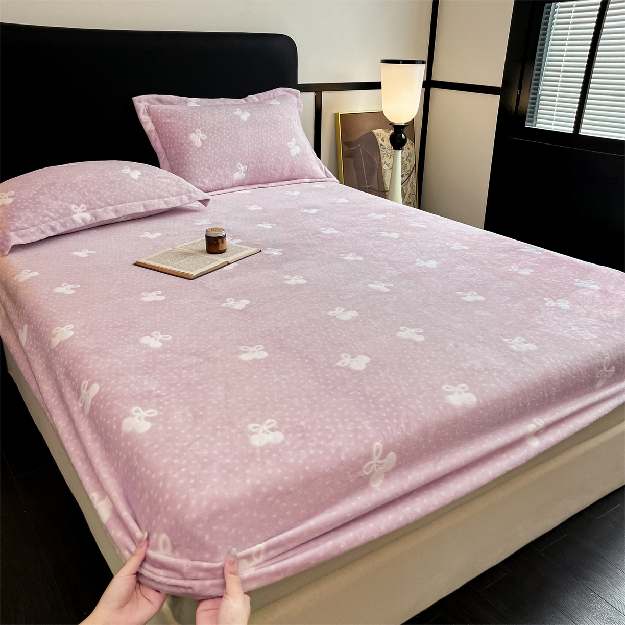 91家纺网 家纺一手货源 找家纺 857家居 2025新款樱桃牛奶绒床笠 樱桃-嫩粉