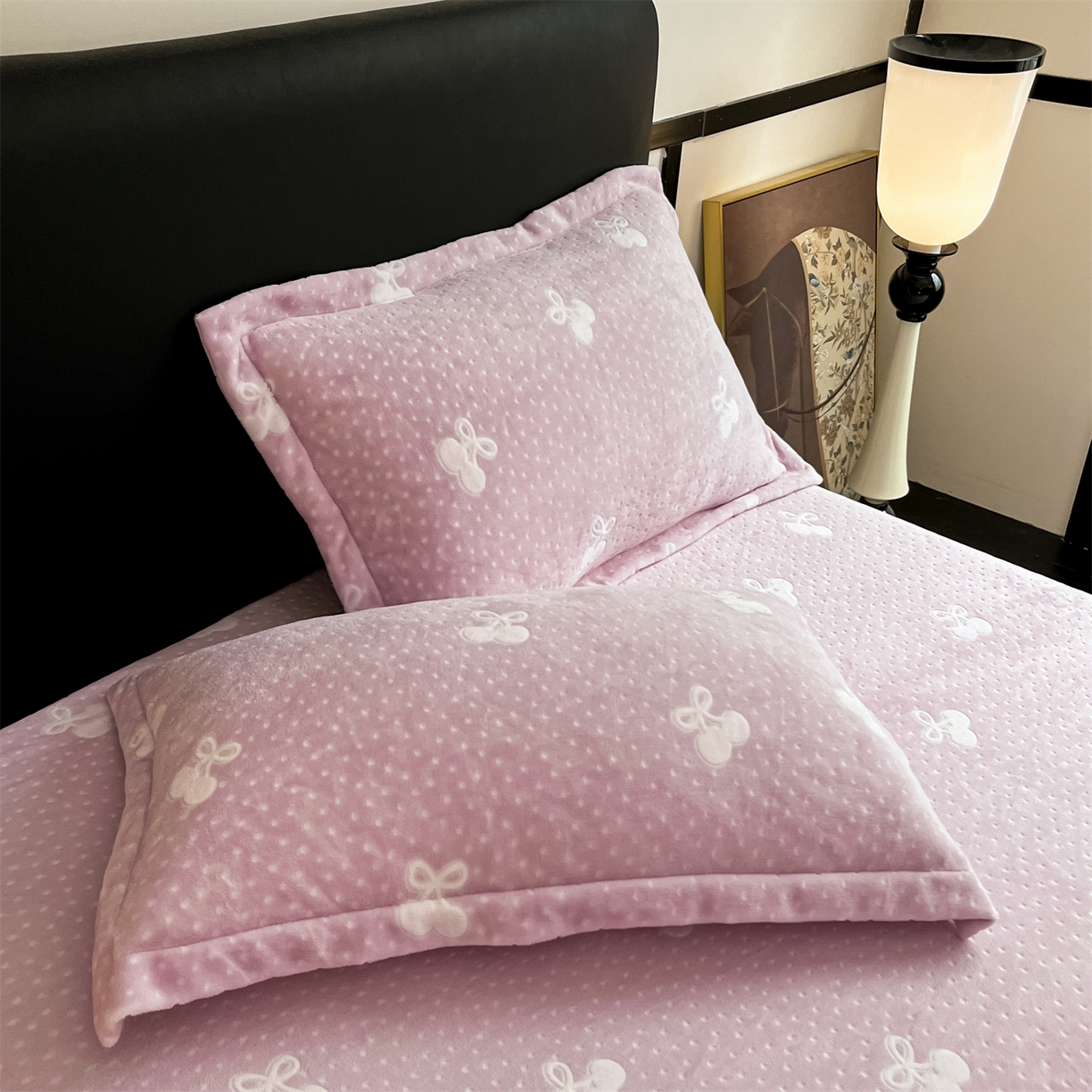 91家纺网 家纺一手货源 找家纺 857家居 2025新款樱桃牛奶绒床笠 樱桃-嫩粉