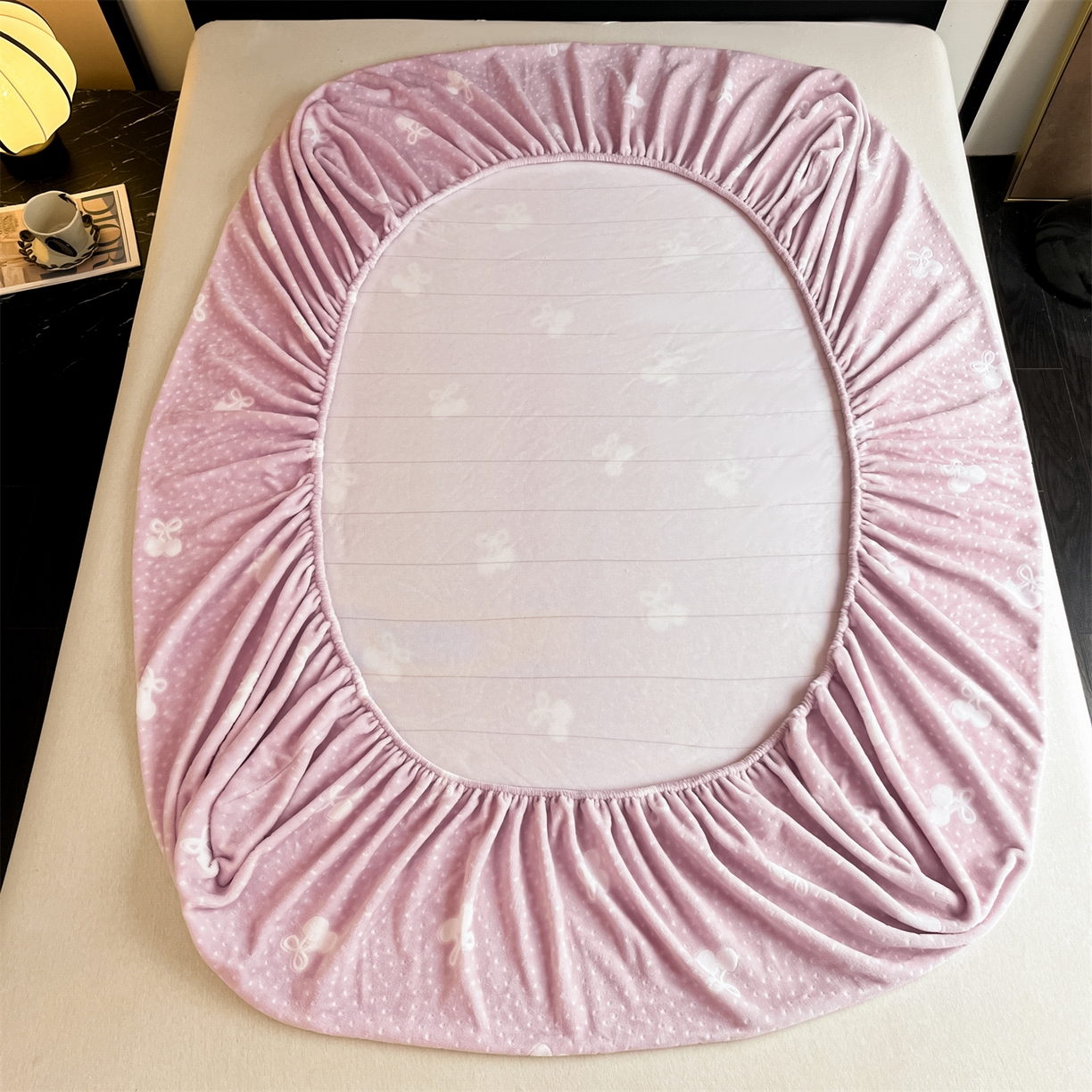 91家纺网 家纺一手货源 找家纺 857家居 2025新款樱桃牛奶绒床笠 樱桃-嫩粉