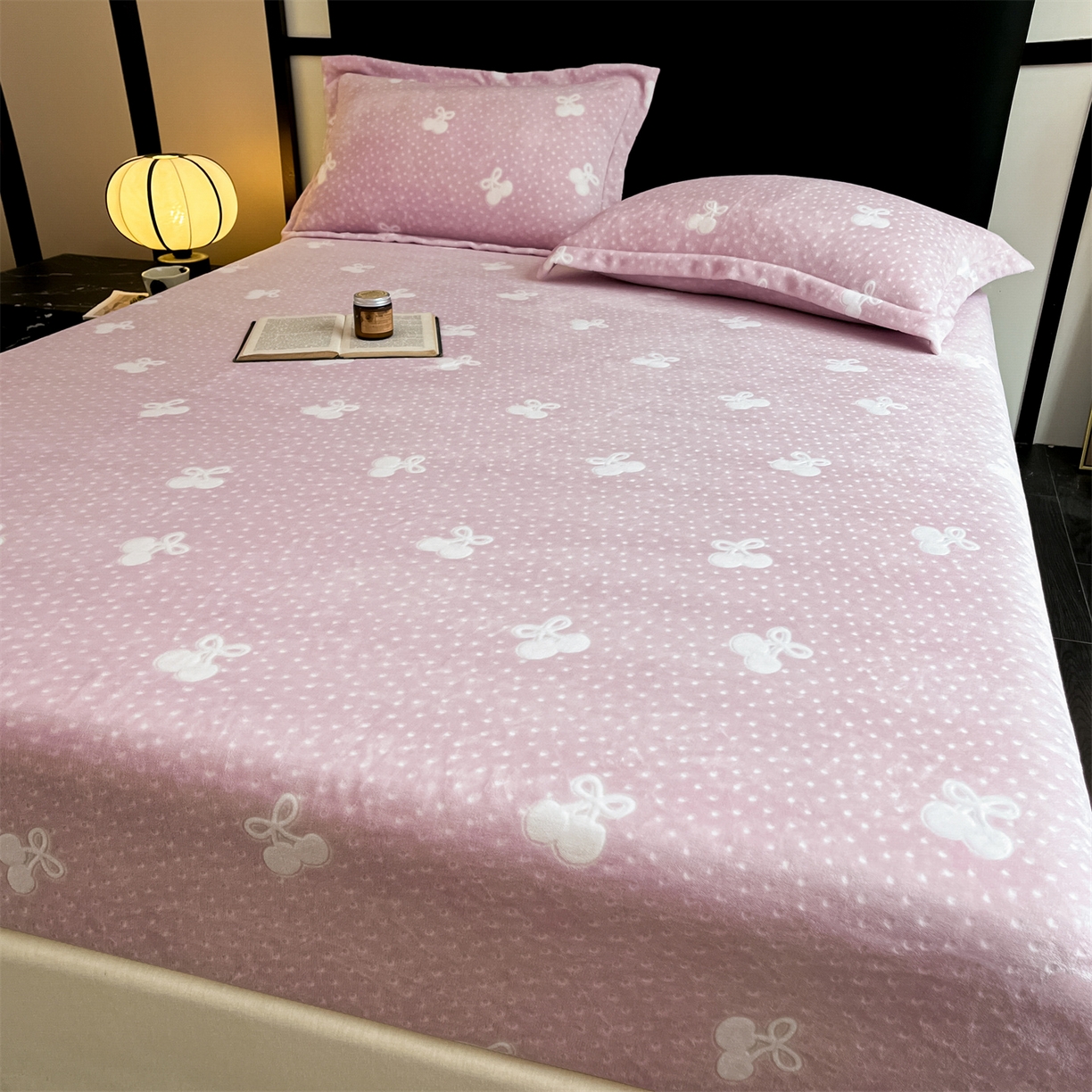 91家纺网 家纺一手货源 找家纺 857家居 2025新款樱桃牛奶绒床笠 樱桃-嫩粉