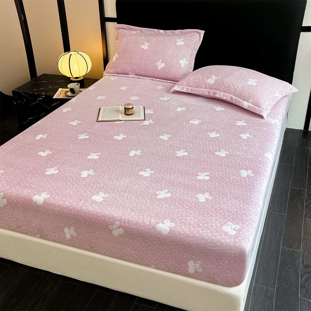 91家纺网 家纺一手货源 找家纺 857家居 2025新款樱桃牛奶绒床笠 樱桃-嫩粉