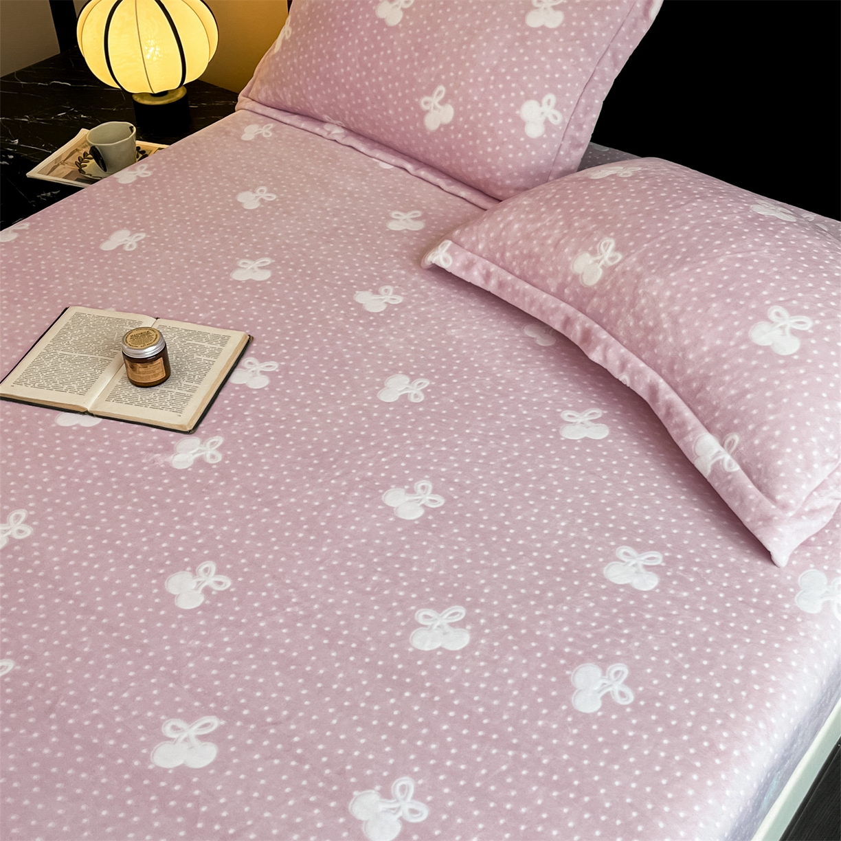 91家纺网 家纺一手货源 找家纺 857家居 2025新款樱桃牛奶绒床笠 樱桃-嫩粉