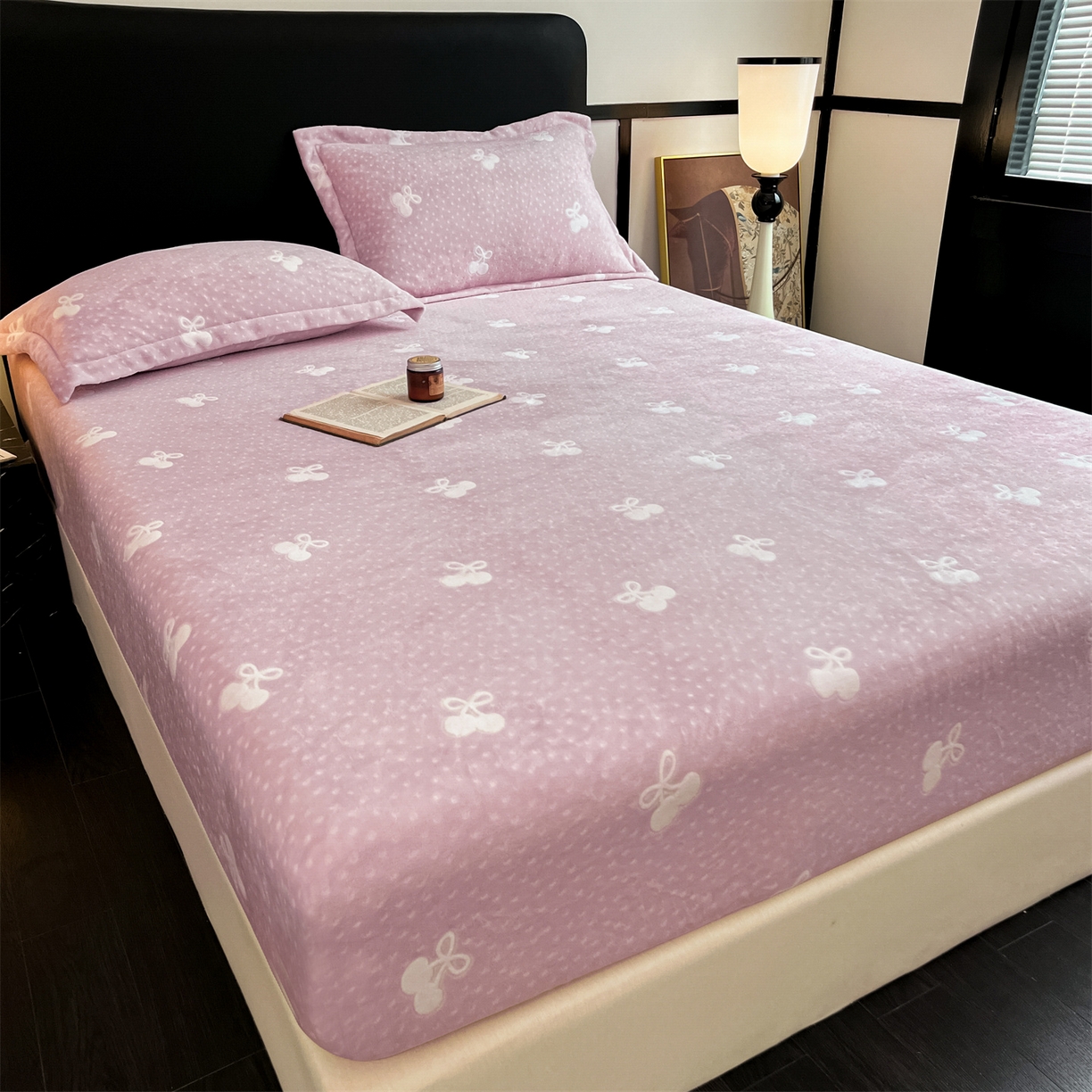 91家纺网 家纺一手货源 找家纺 857家居 2025新款樱桃牛奶绒床笠 樱桃-嫩粉