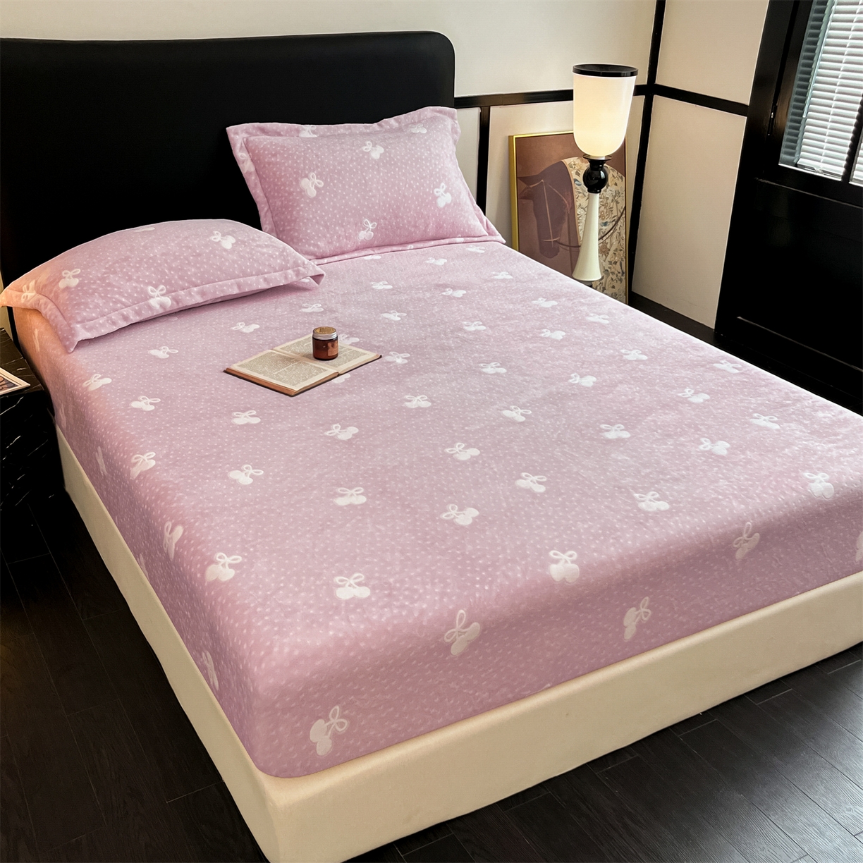 91家纺网 家纺一手货源 找家纺 857家居 2025新款樱桃牛奶绒床笠 樱桃-嫩粉