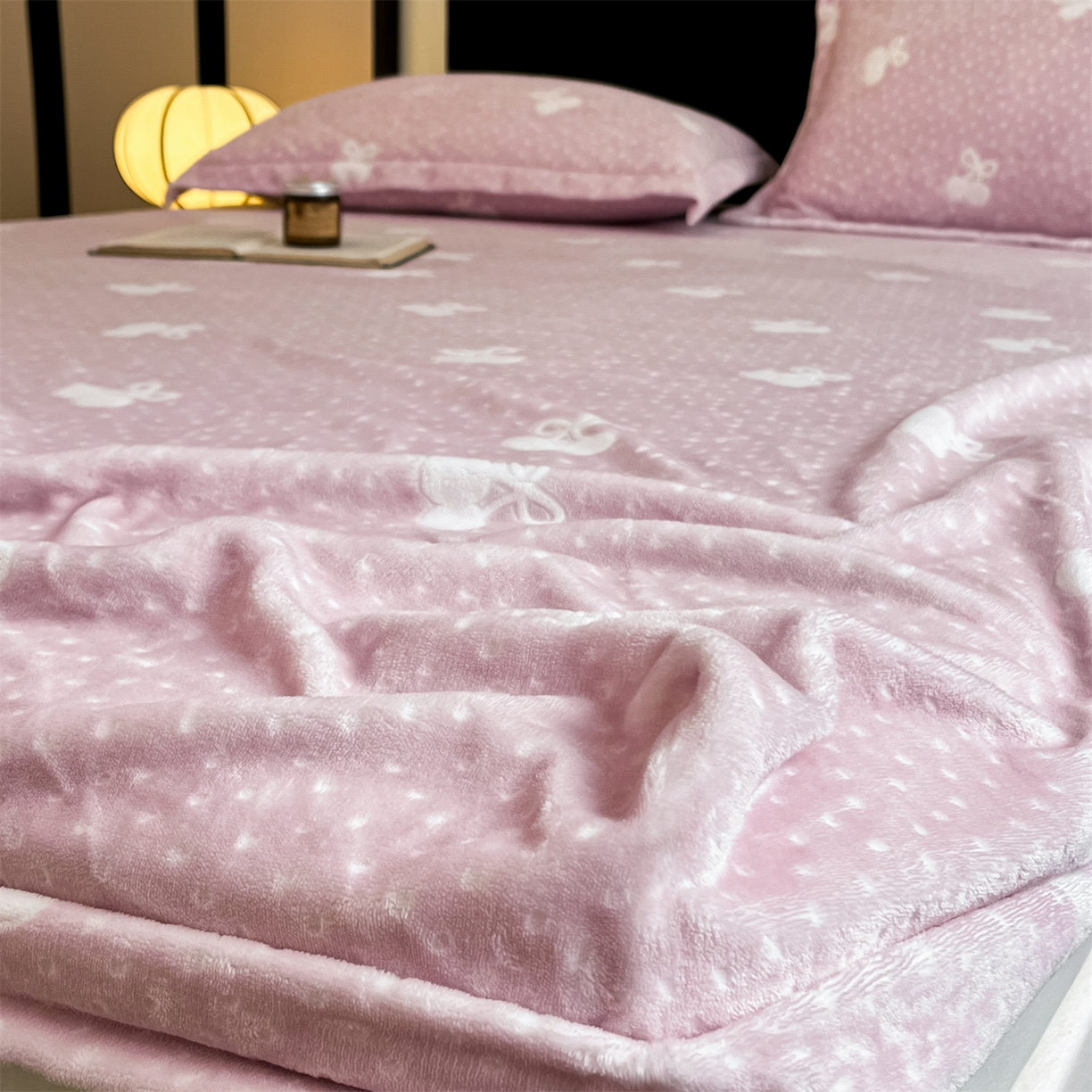 91家纺网 家纺一手货源 找家纺 857家居 2025新款樱桃牛奶绒床笠 樱桃-嫩粉