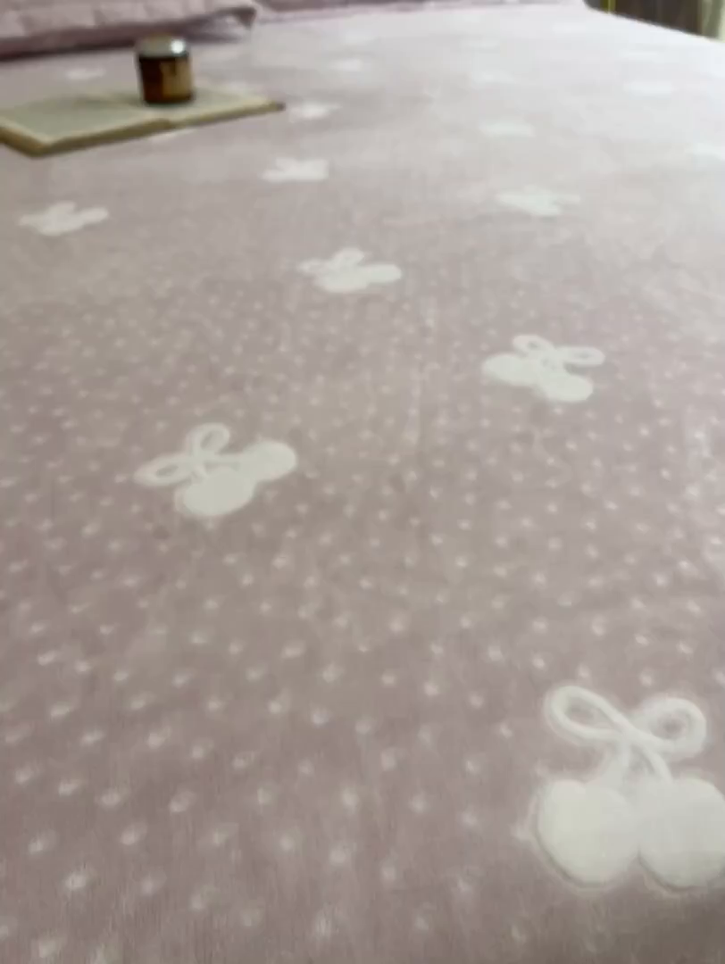 91家纺网 家纺一手货源 找家纺 857家居 2025新款樱桃牛奶绒床笠 樱桃-嫩粉