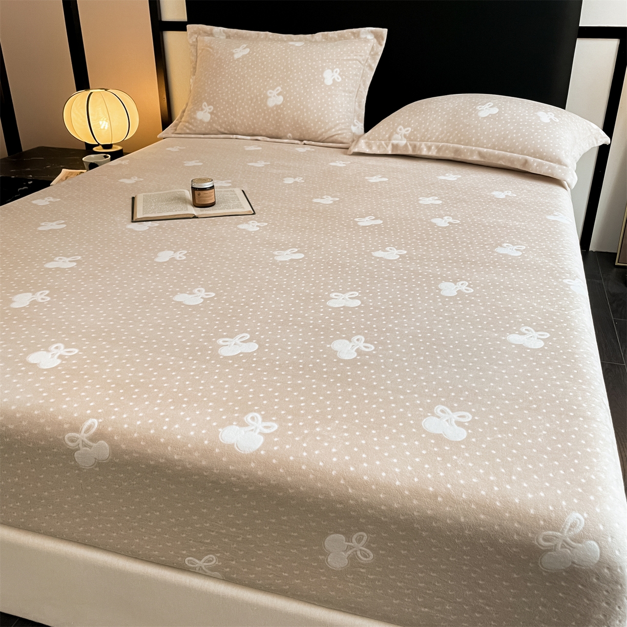 91家纺网 家纺一手货源 找家纺 857家居 2025新款樱桃牛奶绒床笠 樱桃-嫩黄