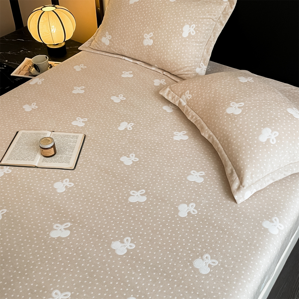 91家纺网 家纺一手货源 找家纺 857家居 2025新款樱桃牛奶绒床笠 樱桃-嫩黄