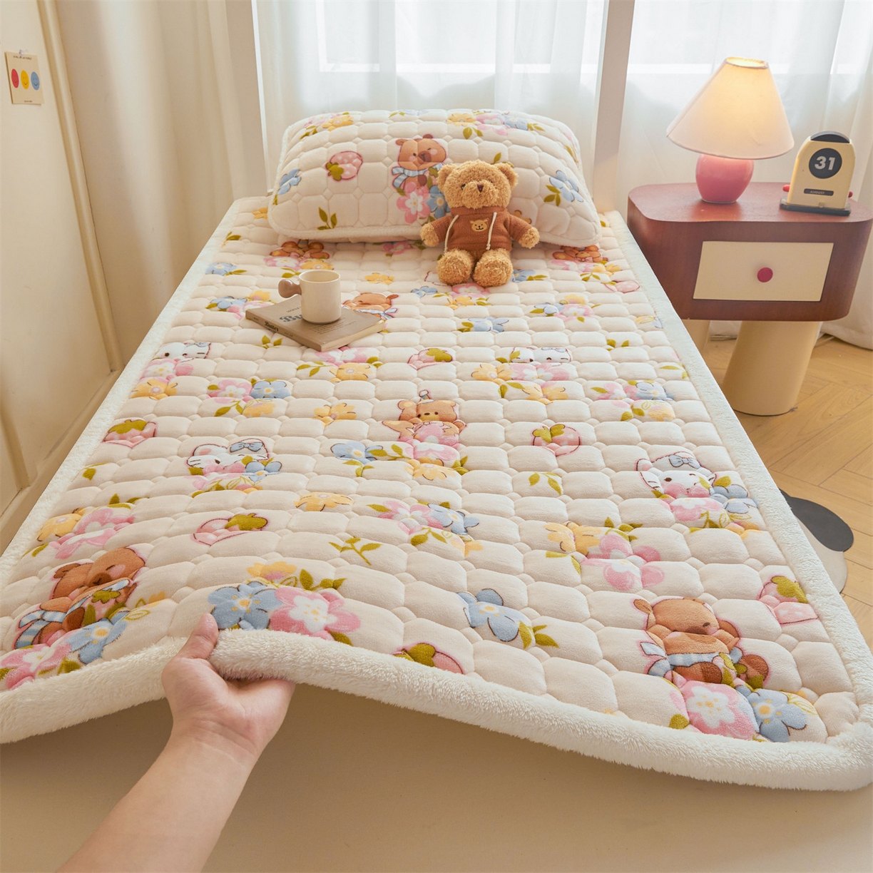 91家纺网 家纺一手货源 找家纺 雯豆家纺 【加厚款】2025新款牛奶绒床褥床垫学生宿舍床护垫子 牛奶绒床褥-彩色萌宠【加厚款】