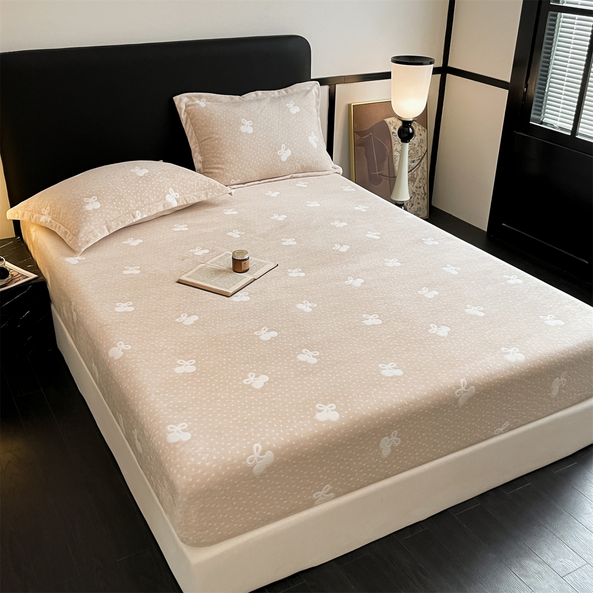 91家纺网 家纺一手货源 找家纺 857家居 2025新款樱桃牛奶绒床笠 樱桃-嫩黄